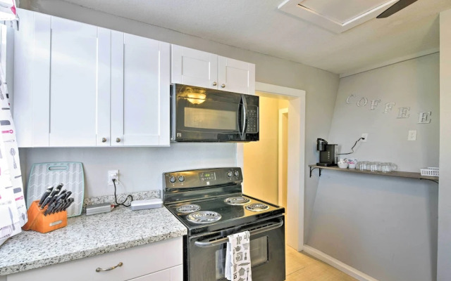 Convenient Apt w/ Golf Carts & Grill Access!