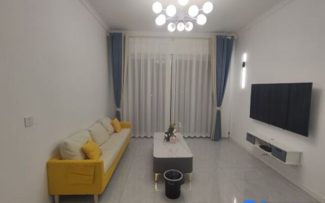 Zhongxian Huaxibaiju Suites