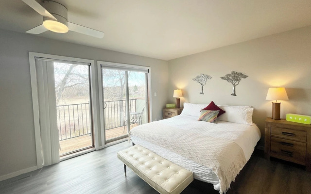 Peaceful Retro Retreat W/ Stunning Lake Views!