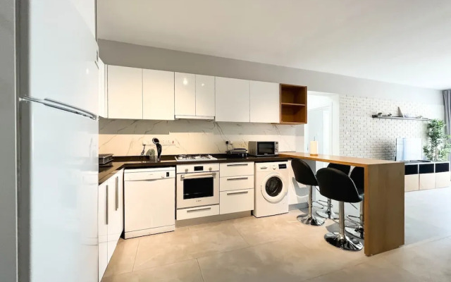 Helena Pool Apartments