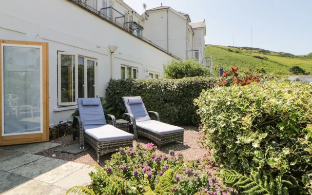 2 Garden Apartment