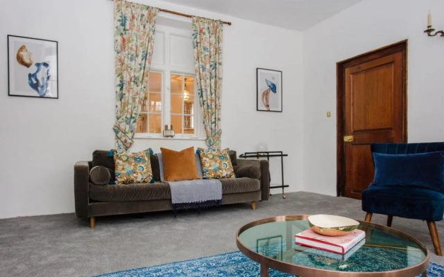 The Royal Retreat -elegant 7bdr With Garden