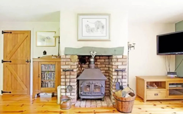 5-bed Home - Sleeps 12, Pool, Garden & Play Area