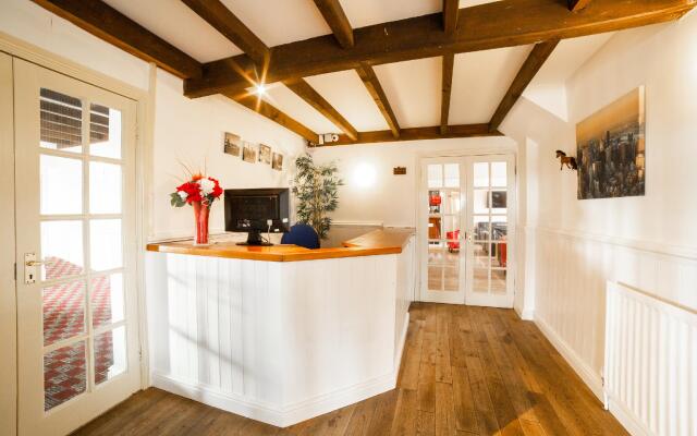 OYO White Horse Lodge Hotel