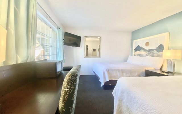 Bluebird Day Inn & Suites