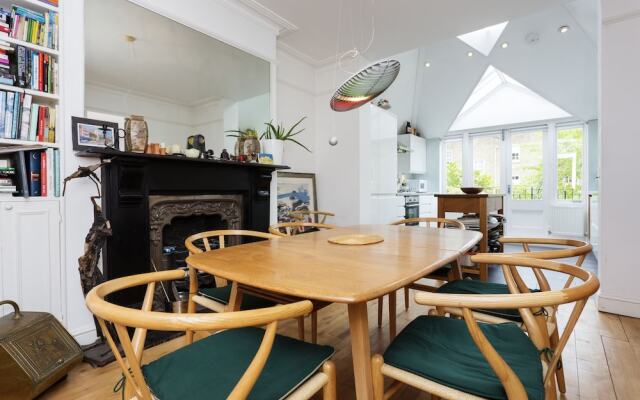 Veeve - At Home in Haggerston