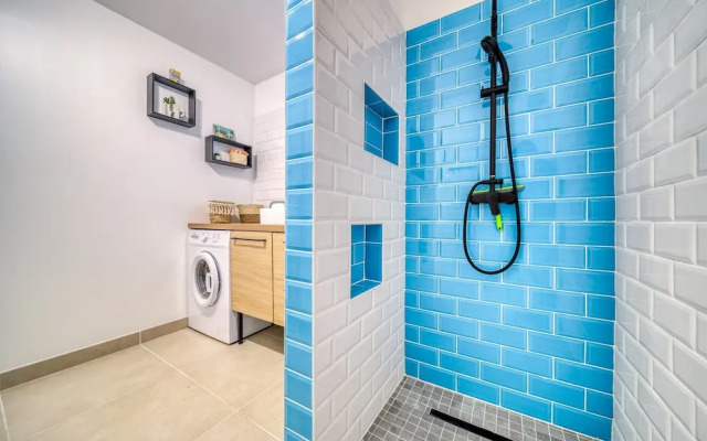 Modern Comfort by the Lagoon