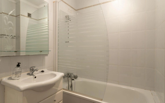 Bright and Spacious 2 Bed Apt