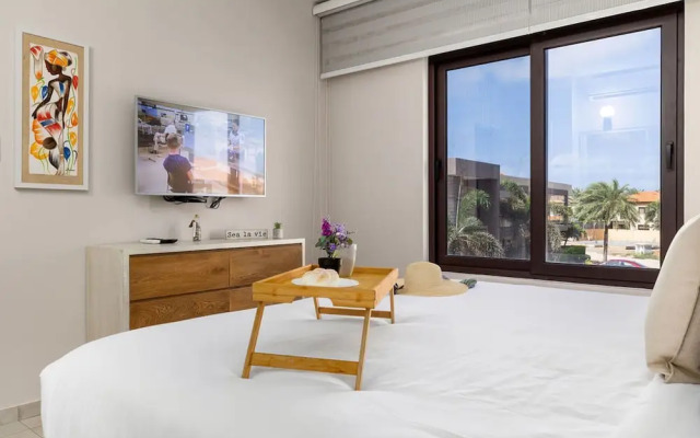 NEW Modern 1BR 1BA Gold Coast Pool GYM Tennis