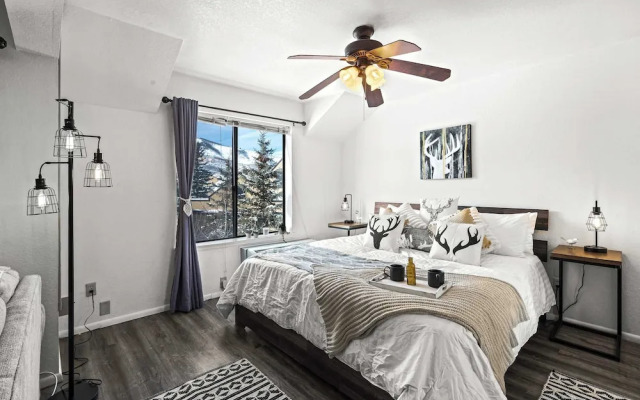 Cozy PC Condo Top Floor Studio