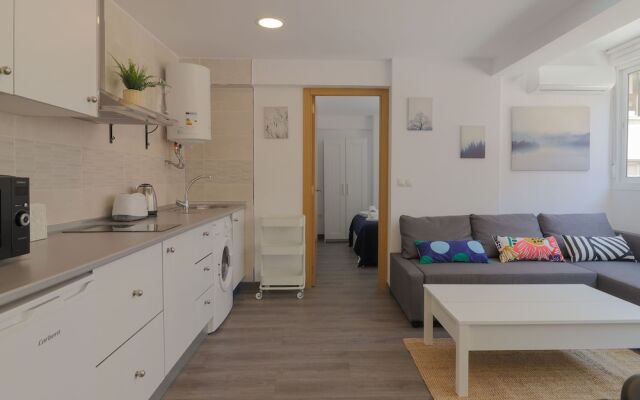 Bright Málaga Beach and Downtown Apartment