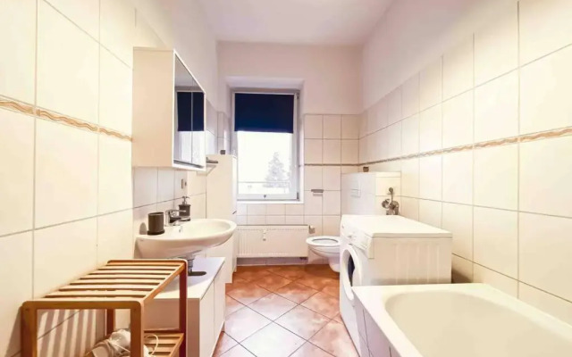 Altbauwohnung direkt an der Karli mit Balkon - Netflix inklusive