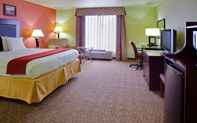 Holiday Inn Express & Suites Alexandria, an IHG Hotel