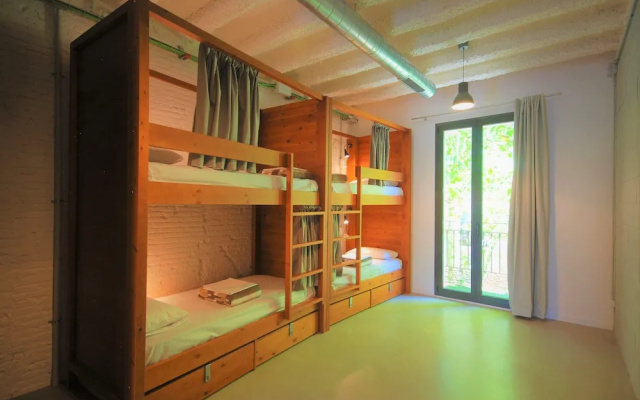 Ten To Go Hostel