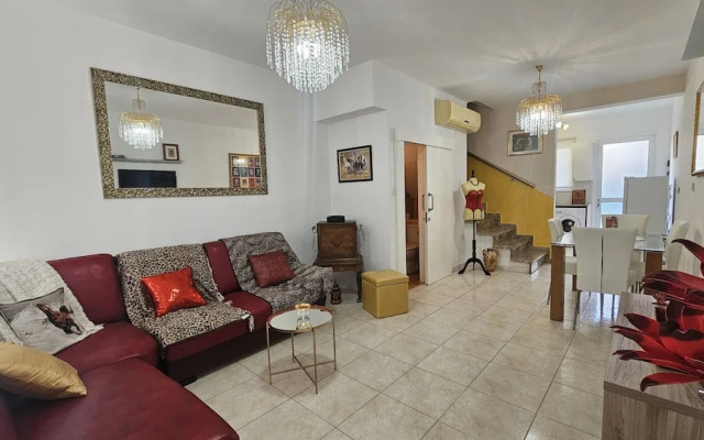 27 NIC - Stay Alex s House