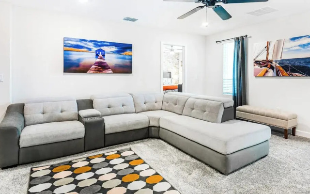 Family Oasis: Pool, Themed Rooms & Resort Access