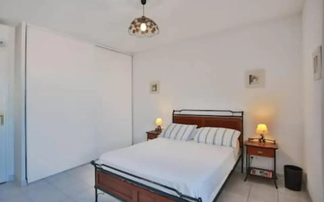 Luxe 4th Floor Apt/Balcony/Parking/by Marina + Shops