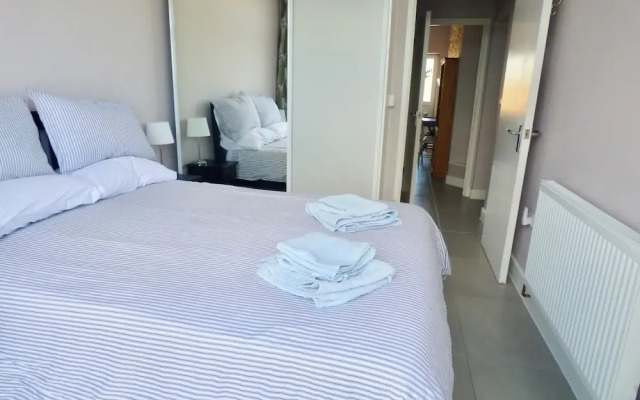 Gower - 2 Beds - Parking - EV Charger - Wifi