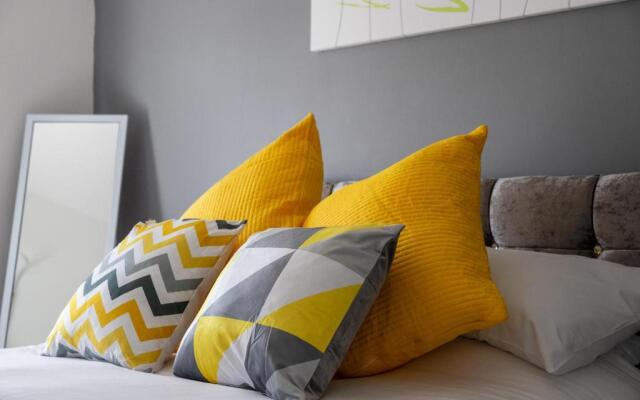 Bright Executive Apartment with Views of Solent
