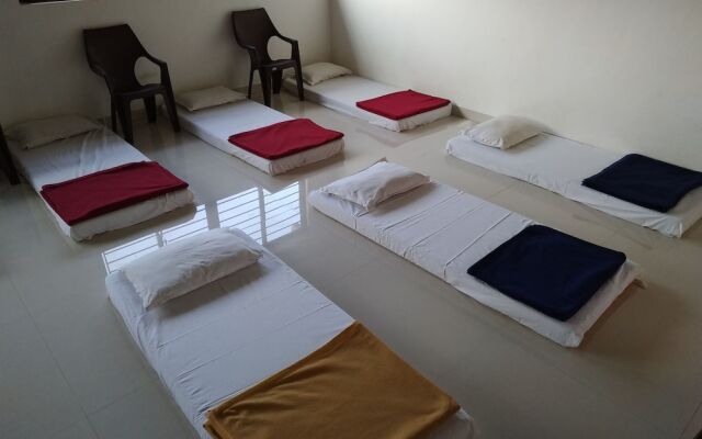 Iroomz Hotel Gananjaya - Hostel