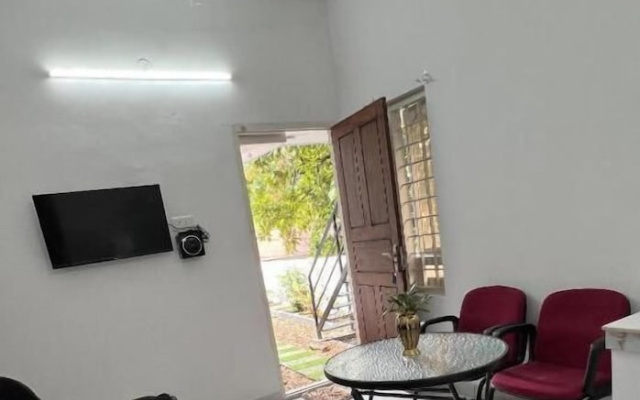 Little Chandhana Guest House