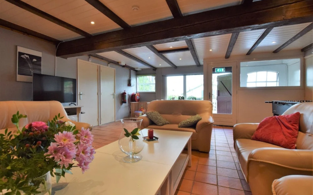 Quaint Farmhouse near River in Oosterwijk