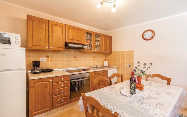 Beautiful Home in Divsici With Wifi and 2 Bedrooms