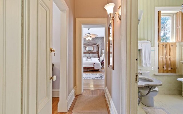 Lovelace Manor Bed & Breakfast