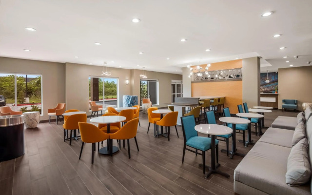 La Quinta Inn & Suites by Wyndham Sulphur (Lake Charles)