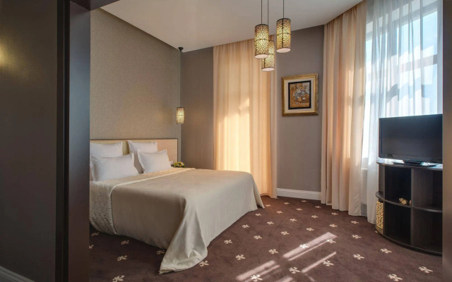 Ark Palace Hotel