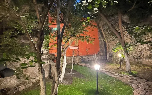 Mavi Ladin Konukevi