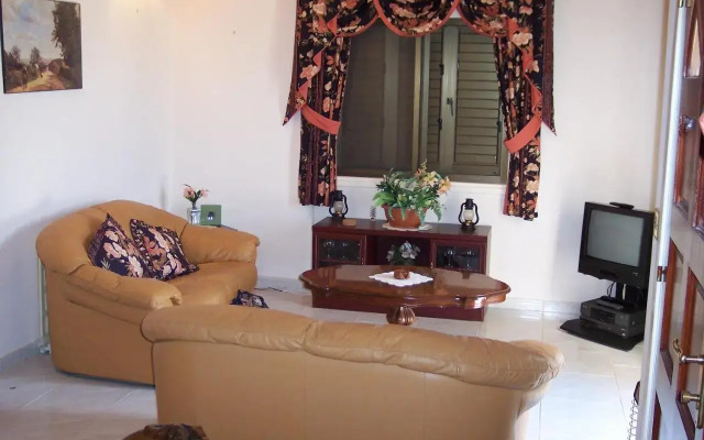 Bungalow with 2 double bedrooms in the hills .
