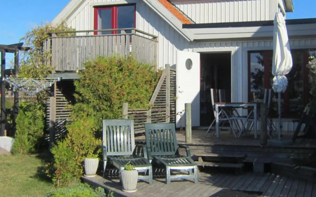 Stuga med havsutsikt och 50m till strand