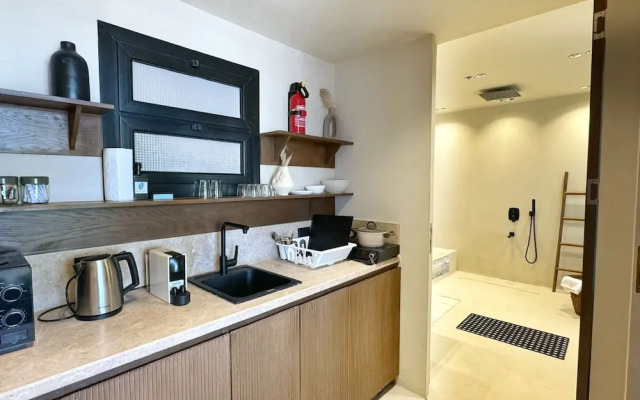 The 2 BDR Pyramids Vista w/ Bathtub