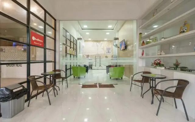 RedDoorz Plus @ Cemara Asri Medan
