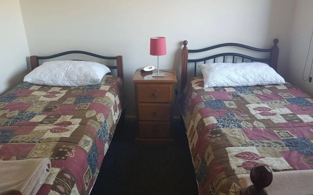 Bentley Waterfront Motel & Cottages