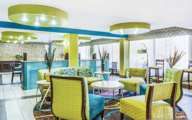 La Quinta Inn & Suites by Wyndham Oakland Airport Coliseum
