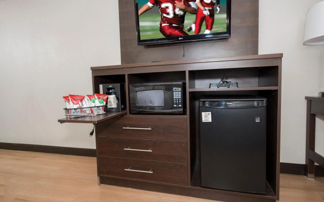 Red Roof Inn PLUS+ & Suites Knoxville West-Cedar Bluff