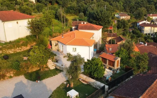 A Casa Com 2 Pereiras