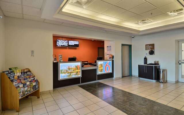 Motel 6 Tewksbury, MA - Boston