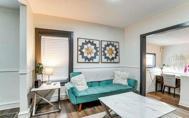 Walkable Location: Welcoming Unit in Omaha