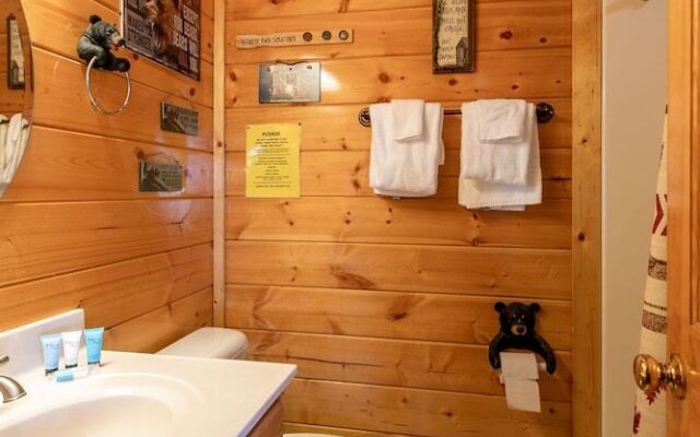 SmokyStays Bears Den Cabin