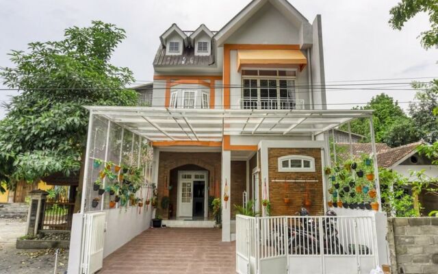 RedDoorz near Sindu Kusuma Edupark 2