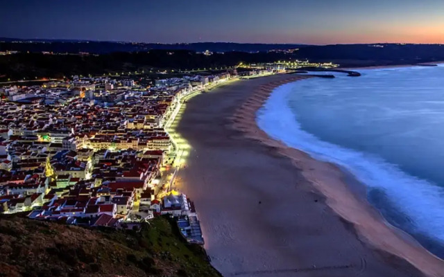 Light Wave Nazare Center 50m Beach