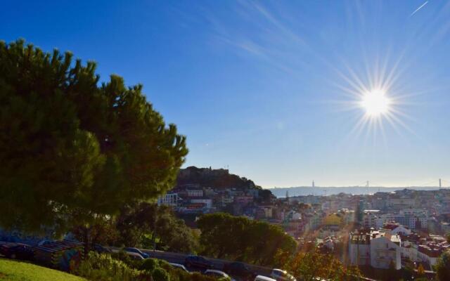 Elegant Riverview Apartment in Historical Lisbon