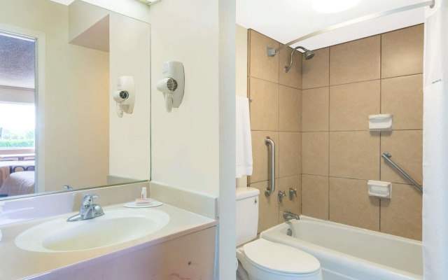 Super 8 Williamsburg