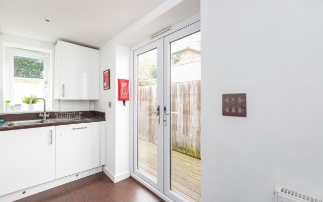 "Sunny Terrace, 3bed House In Maidstone"