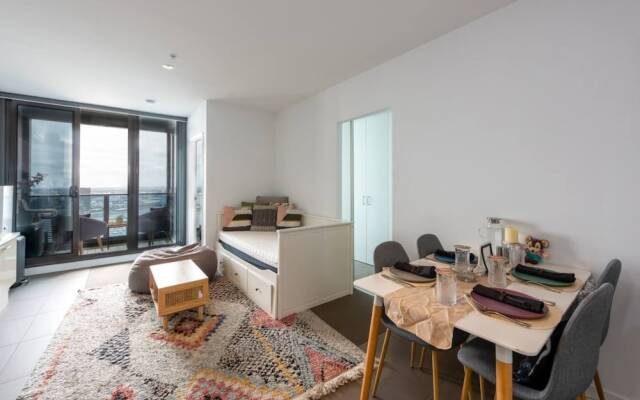 Homely 1BR Apt Near Southern Cross Station w/ Pool