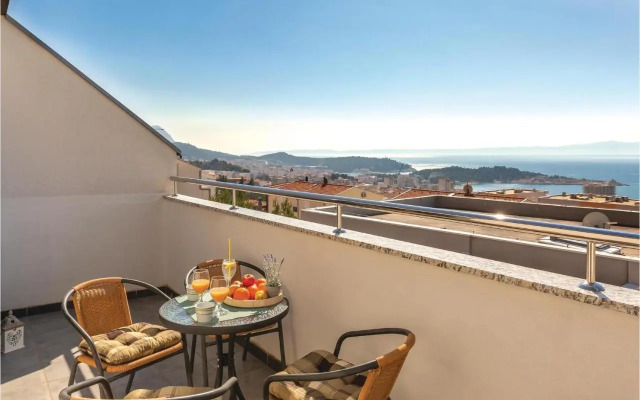 Two-Bedroom Apartment Makarska with Sea View 06