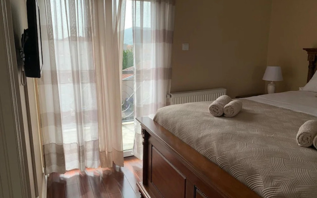 Villa Vinovo 3 En-suite Bedroom Apartment